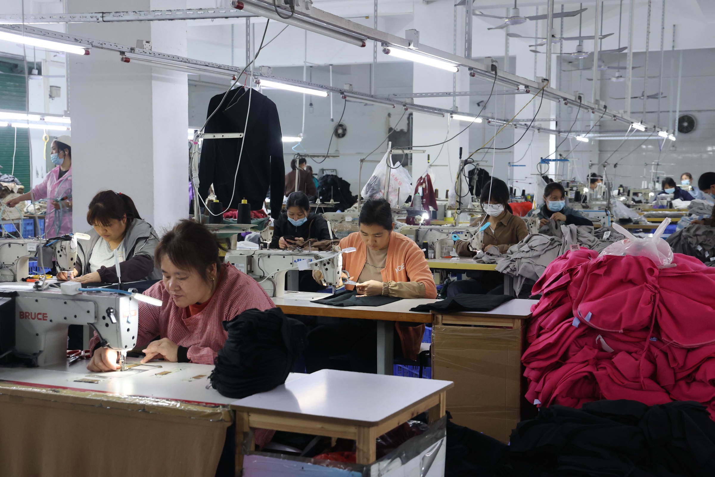 Garment sewing line with operators and workstations